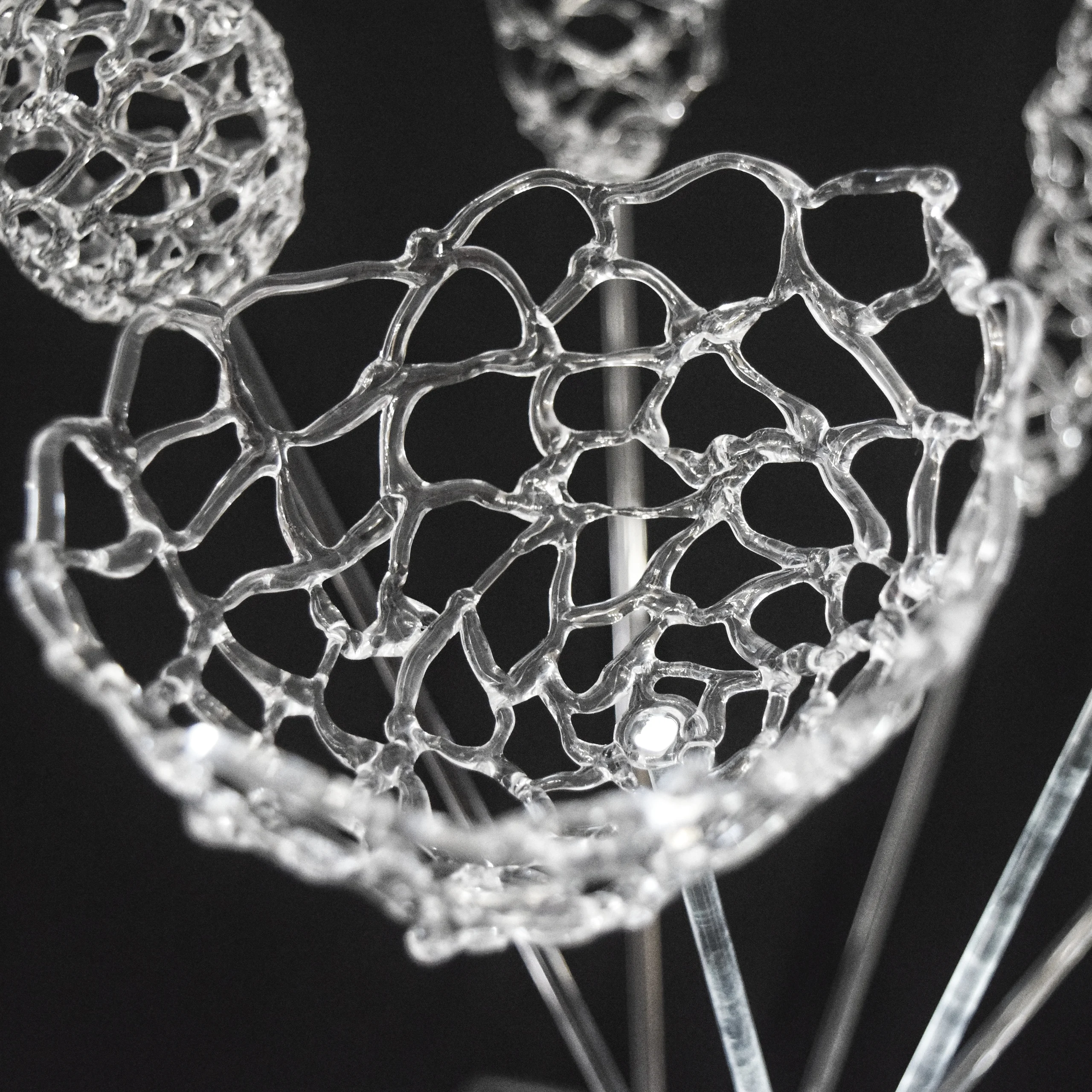 Стеклянная чаша из переплетённых нитей