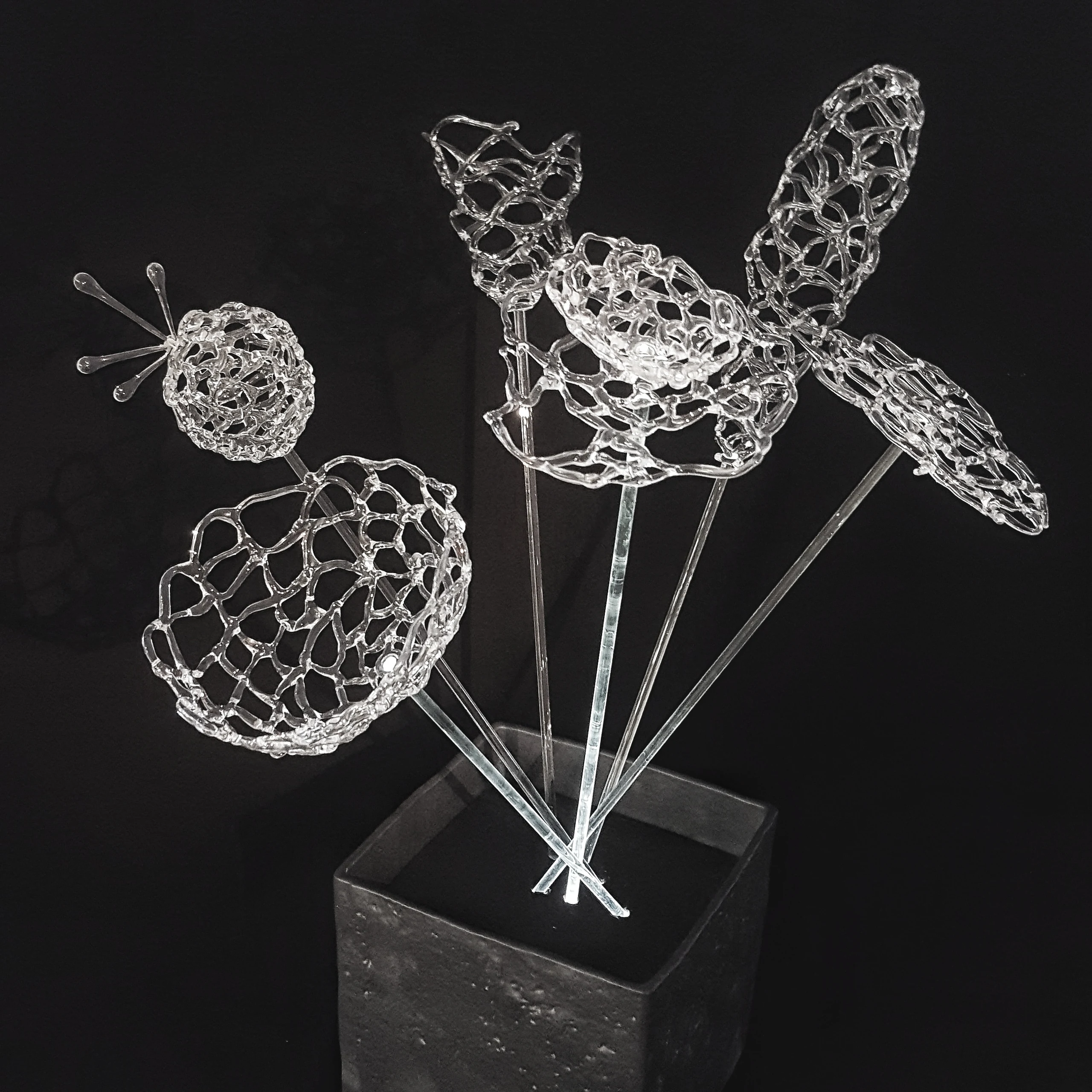 Стеклянная ботаническая композиция в основании