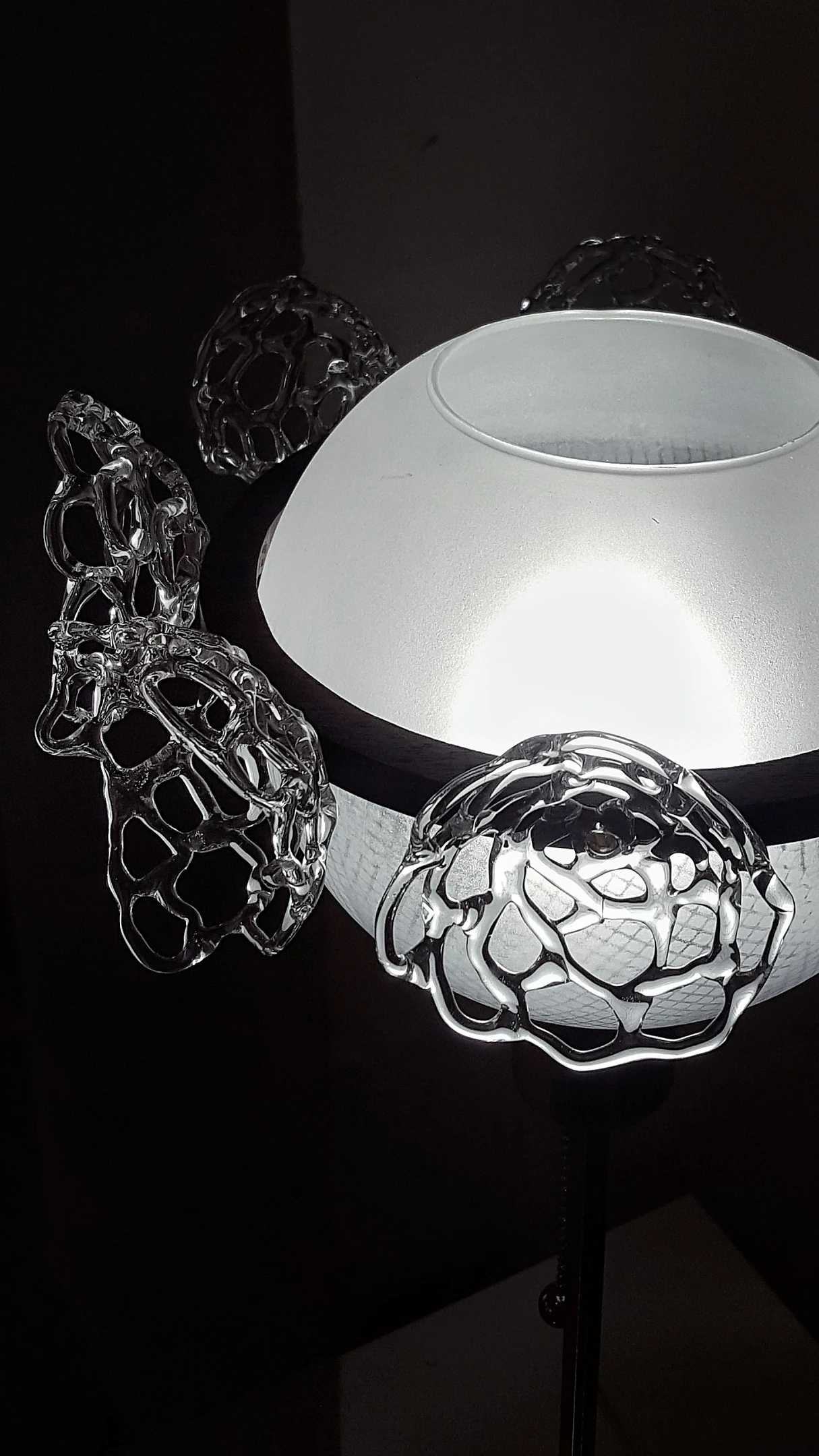 Светильник со стеклянным шаром и декором