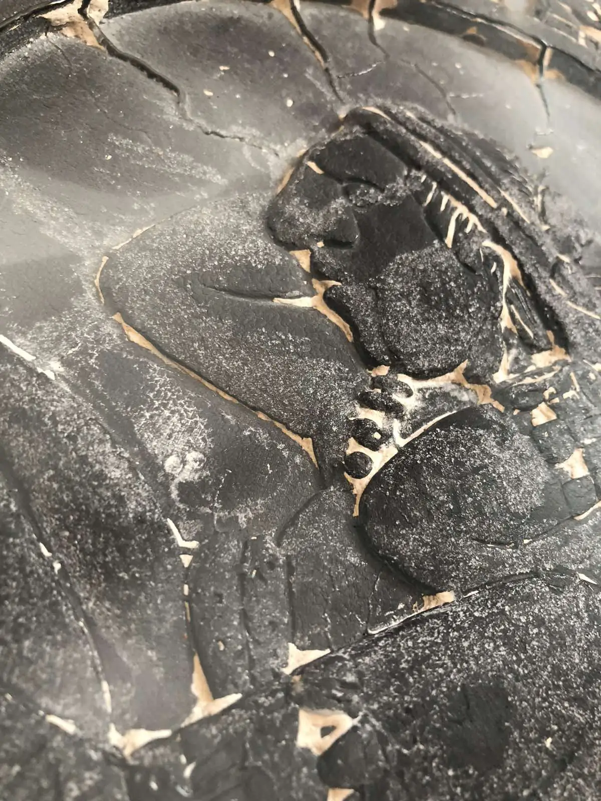 Керамический барельеф в стиле мезоамериканского искусства