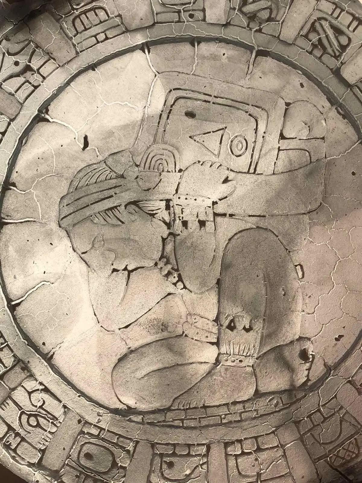 Концепт-арт: рельеф в древнем стиле с современным мотивом